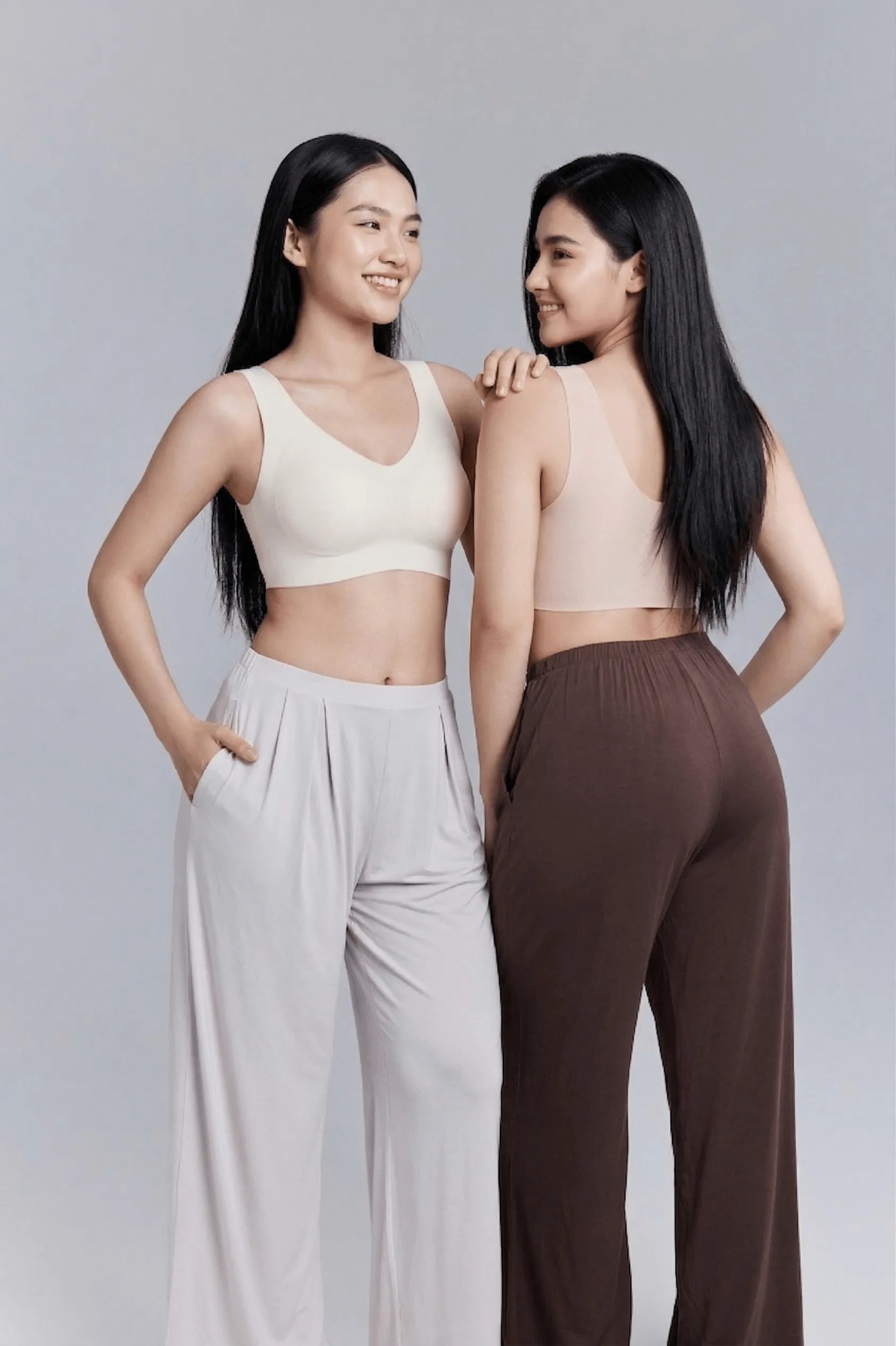 người mẫu nữ mặc áo muvae chụp studio